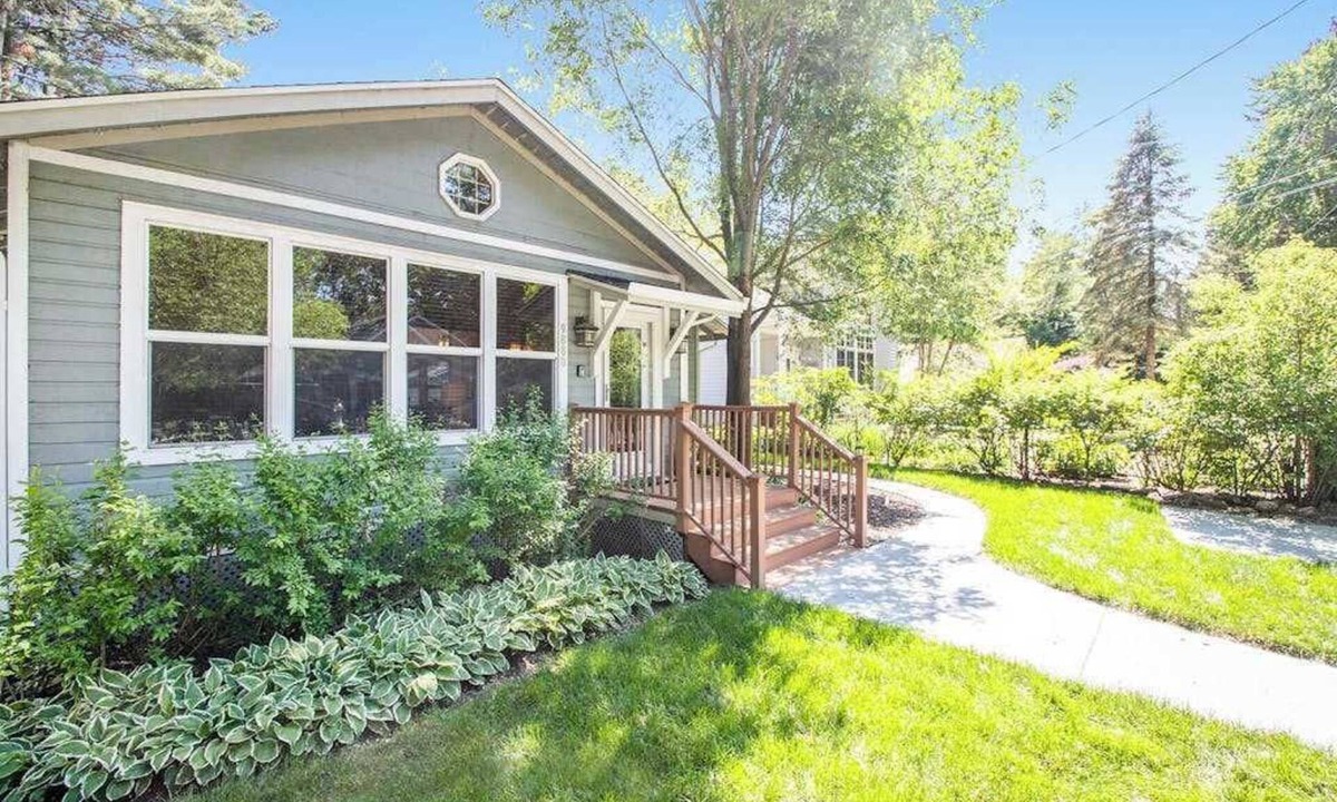 Union Pier House | Main Home & Cozy Guest House w/Two Full Kitchens & Free WiFi - Walk to Beach