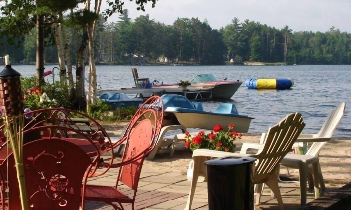Interlochen Cottage | Maple Woods Cottage on beautiful Bass Lake #PSTR 22-071 6 adults/2 children