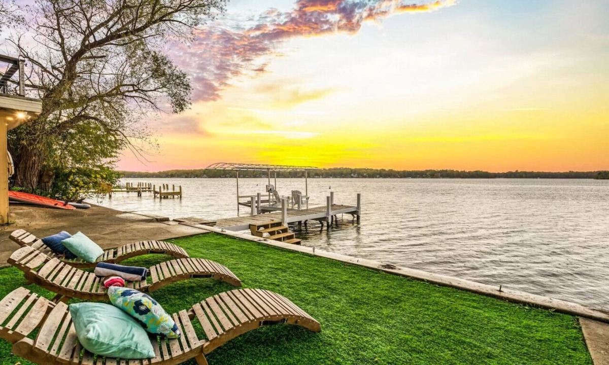 Colgate House | Mariner Harbor: 5BR Lake House, Pontoon Rental, Walk to beach