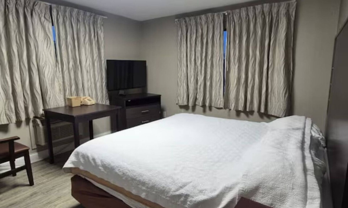 Merrillville Hotel | Merrillville Adventure Stay w/Free Parking, Candy Factory Tours & Mall Nearby