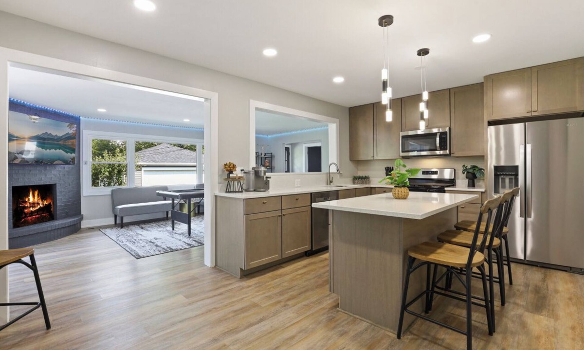 Flossmoor House | Mid-Term 4-bedroom house in fabulous Flossmoor with a Pool Table