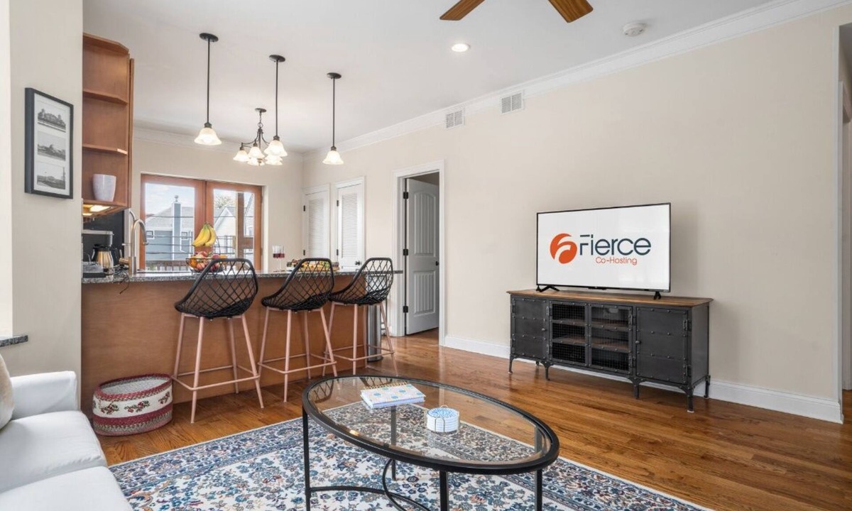 St. Ben's Apartment | Midterm Furnished Rental - North Center, Chicago 2Bed 1Bath