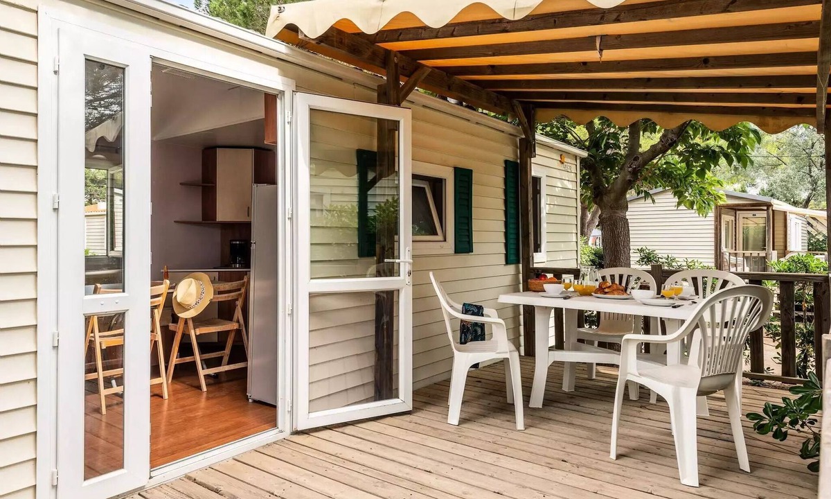 Landevieille House | Mobile Home | Classic | 2 Bedrooms | 4 Guests | Raised Deck