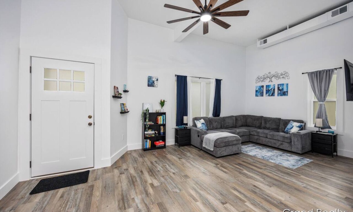 Creston Heights House | Modern 2-Bedroom Retreat! AC, WiFi, Laundry + Parking – Close to Downtown