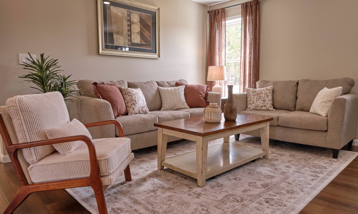Sanford House | Modern 3 Bedroom Retreat - Sleeps 6 - Minutes to Sanford Beach