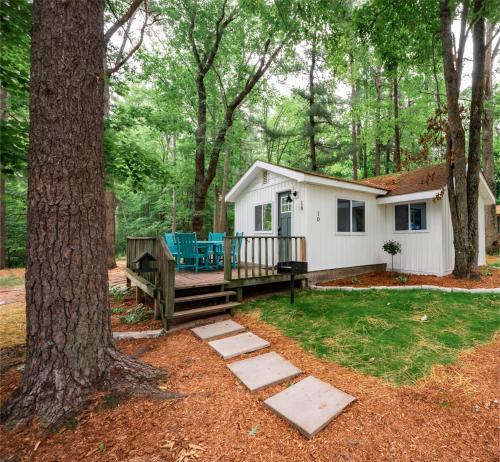 Mayfield House | Modern Cabin Retreat l Arbutus Lake l Close to TC!