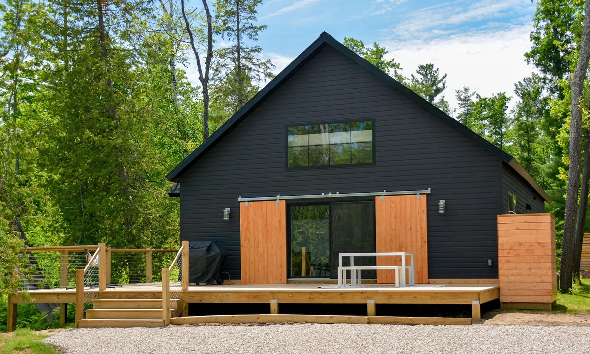 Glen Arbor House | Modern home in Glen Arbor. Steam shower. Walk to lake. Air conditioning.