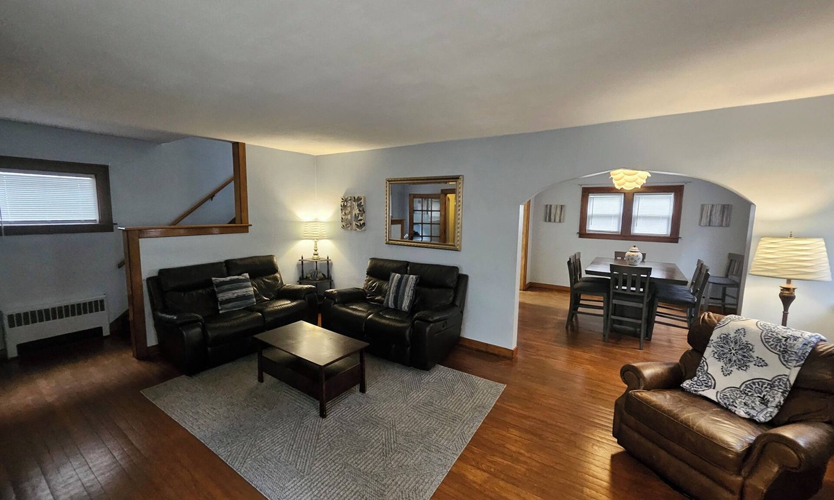 Lansing House | MSU 10 min away! LONG TERM renters welcome! Pet & family friendly
