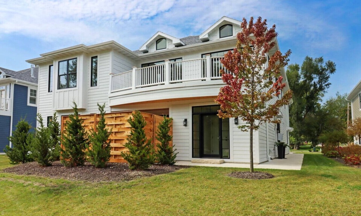 Fontana-on-Geneva Lake Condo | New 1st Story Luxe Condo in Fontana-on-Geneva Lake