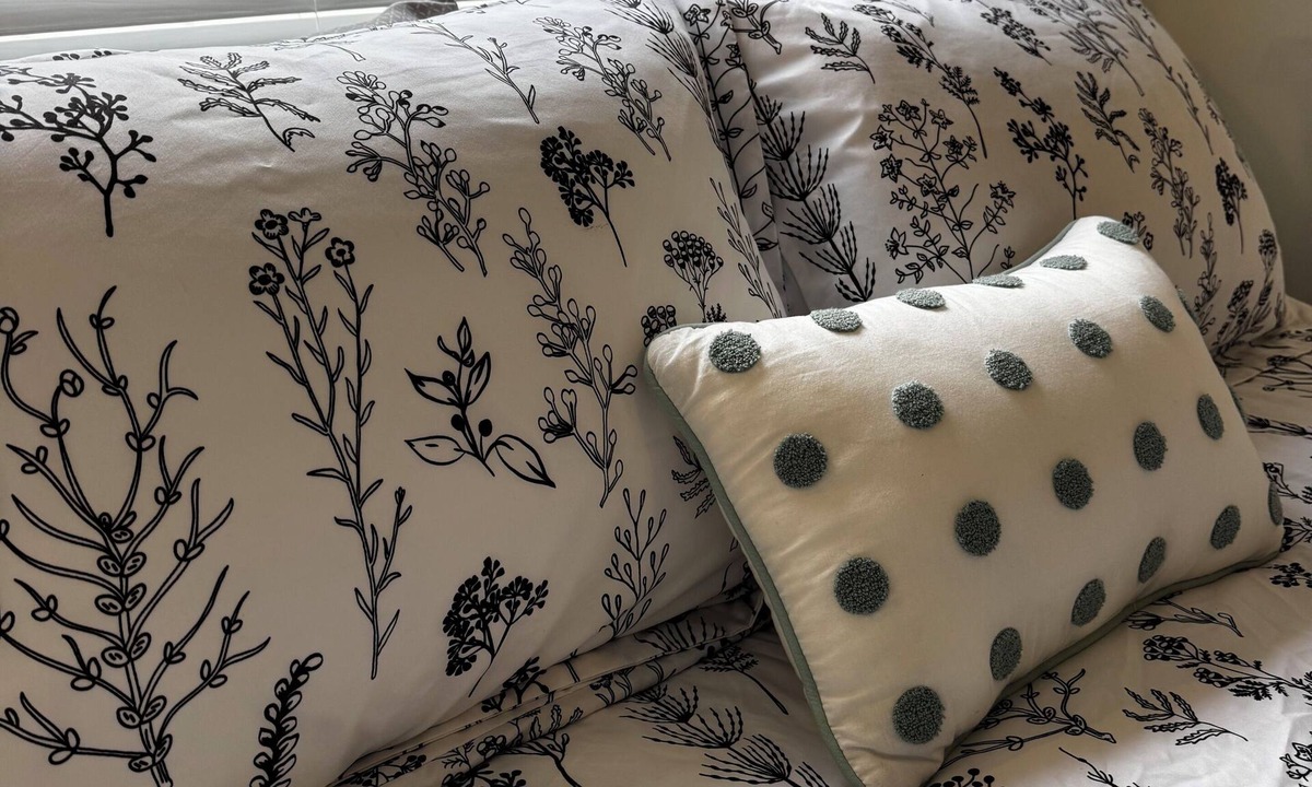 Fruitport House | New!-Our Cozy Farmhouse in Fruitport- welcomes families and pets under 40 lbs