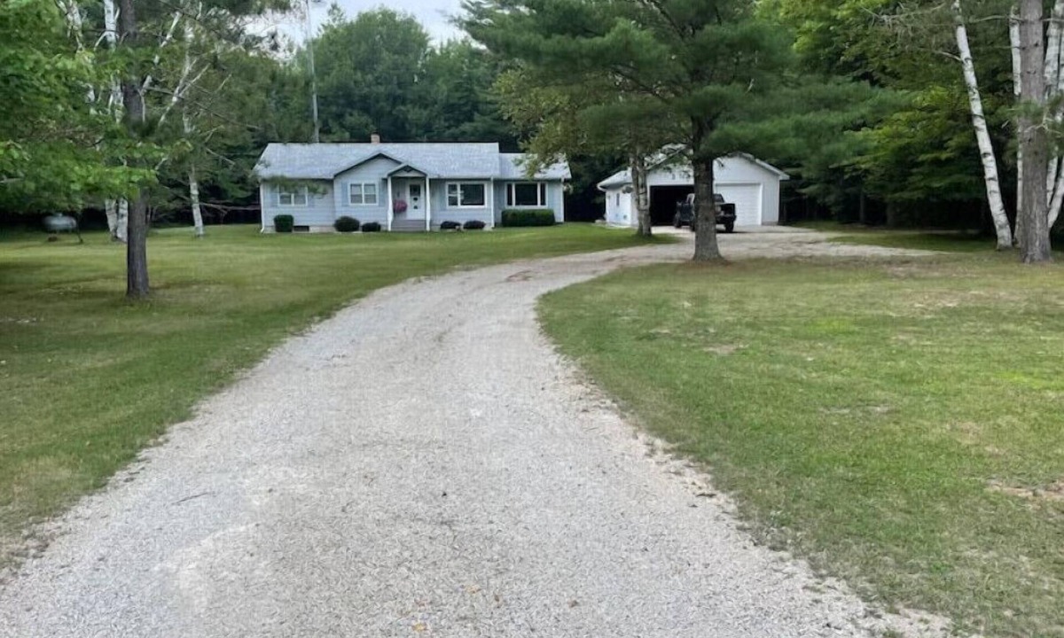 Gladstone House | NEW! Private home located on 6 acres! Enjoy the outdoors, 10 minutes from town