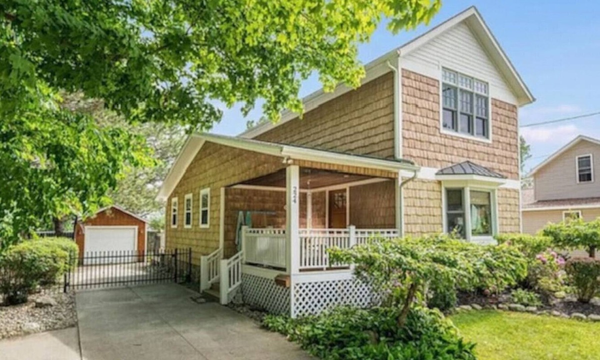 South Haven House | New remodel, 3 min walk to beach, hot tub, pets ok