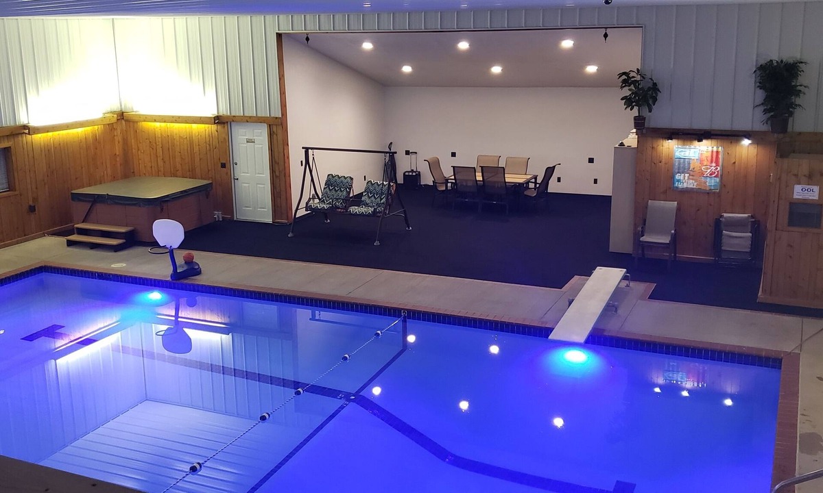 Marinette House | NFL Draft. 50 minutes to Lambeau field. 4 story house. Private location. Unique.