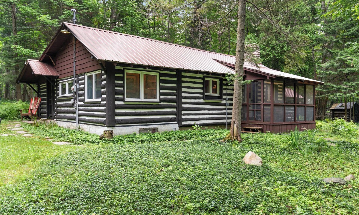 Harbor Springs House | Northwoods Nook - Quiet Cabin Located on the Tunnel of Trees!