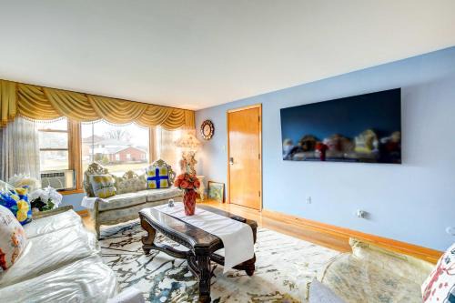 Oak Lawn Apartment | Oak Lawn Apartment ~ 2 Mi to Ford City Mall!