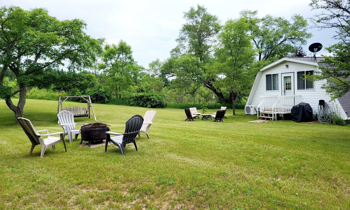 Copemish Apartment | One Bedroom Loft Apartment - five minutes to Crystal Mt resort Pet friendly
