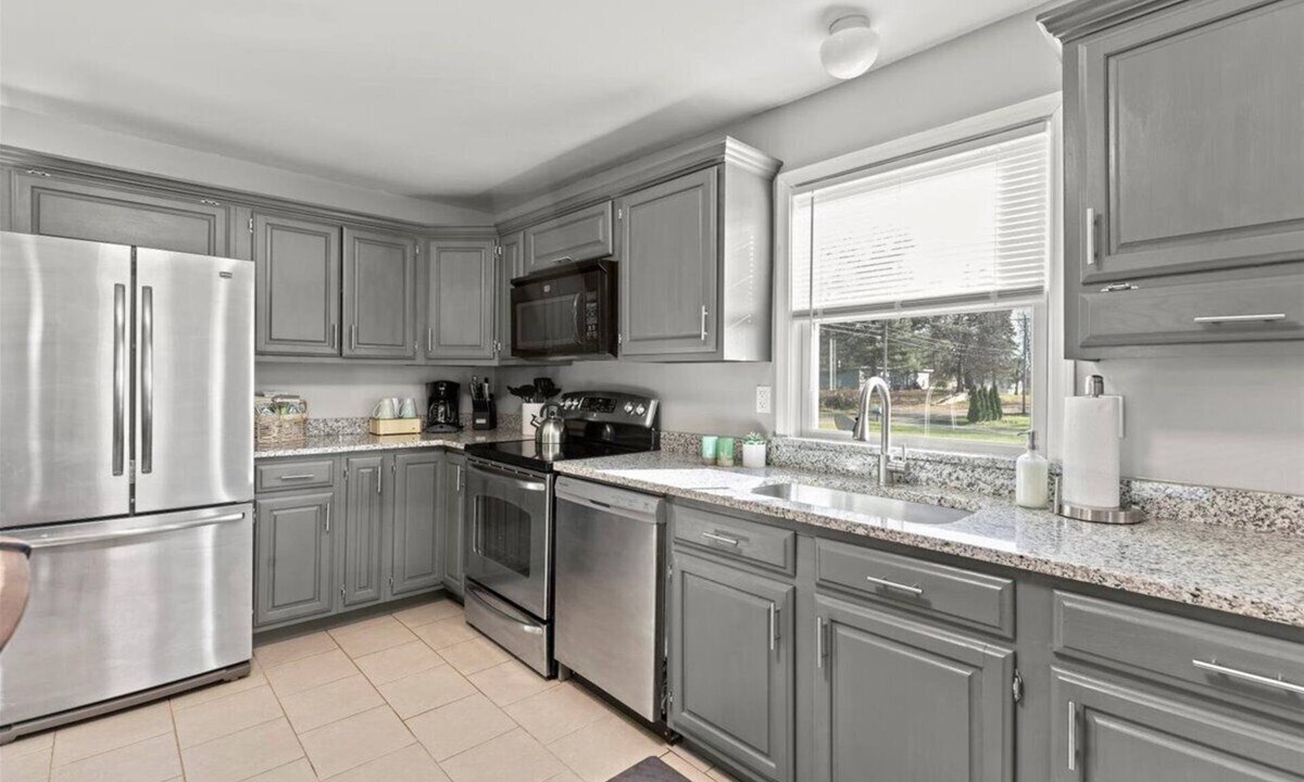 Lake Orion House | Orion Home Conveniently Located Near Great Lakes Crossing Mall and I-75 Freeway