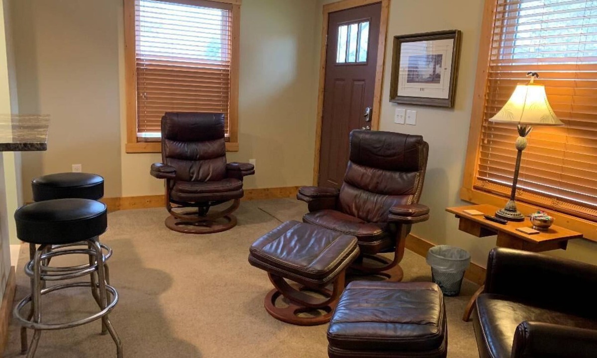 Lansing House | Park Right by Your Door -1 BR, 1 Bath, Full Kitchen, 1st Floor Laundry.