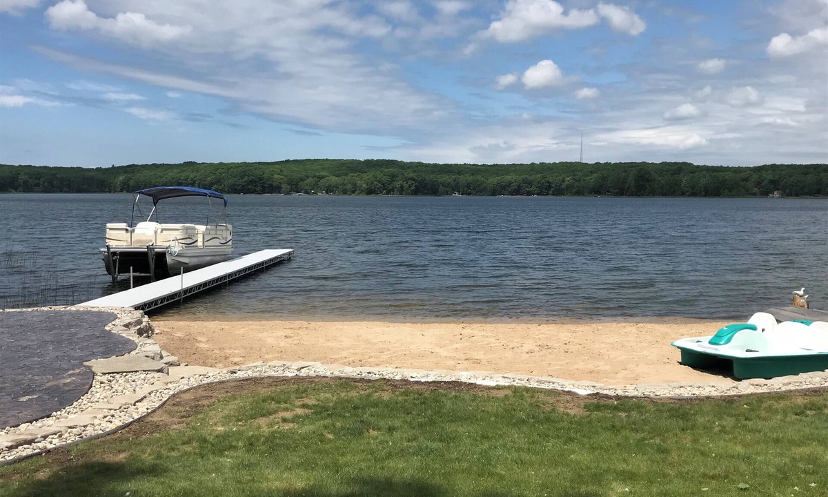 Fountain Cottage | Peaceful Lakefront Cottage on All-Sports Gunn Lake between Manistee & Ludington