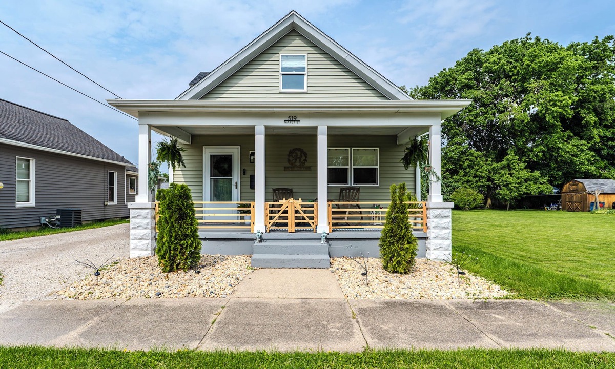Ottawa House | Peaceful Pet-Friendly Cottage Near Starved Rock+EV Charger+Fully Fanced Yard!