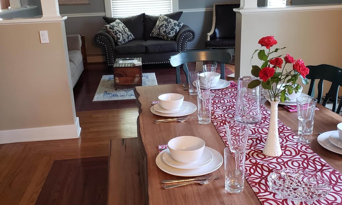 Three Oaks House | Perfect for groups! Walk to Journeyman/downtown Three Oaks