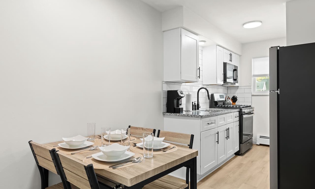 Mount Clemens Apartment | Pet-Friendly 1BR Flat with Dog Park & King Bed