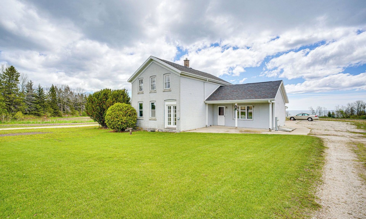 Manitowoc House | Pet Friendly Home on 15 acres - Lake Michigan