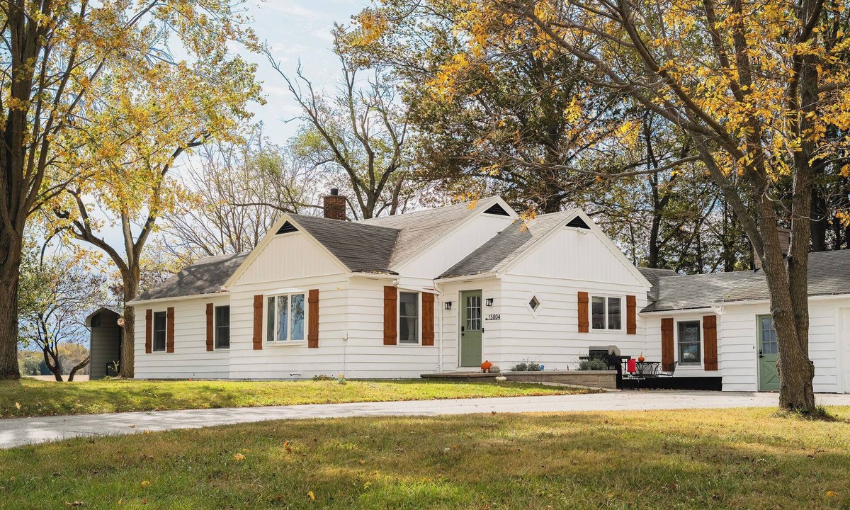 Saint Marys  Allen County House | Pinch of Cozy ~ Hot Tub Theater ~ Seven Sons Farm