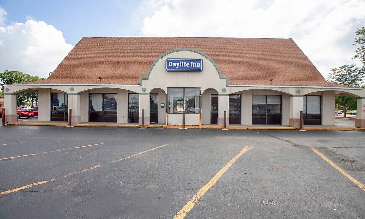Elkhart Apartment | Premium King Bed | Daylight Inn Elkhart I-90, IN