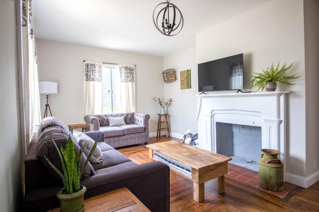 Dry Ridge House | Prickly Pair Suites
