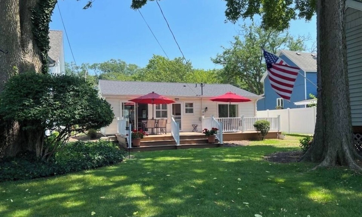 Saint Joseph House | Prime Location! 3 bedroom, 1 bath w/parking in this Lake Home in St. Joseph, MI