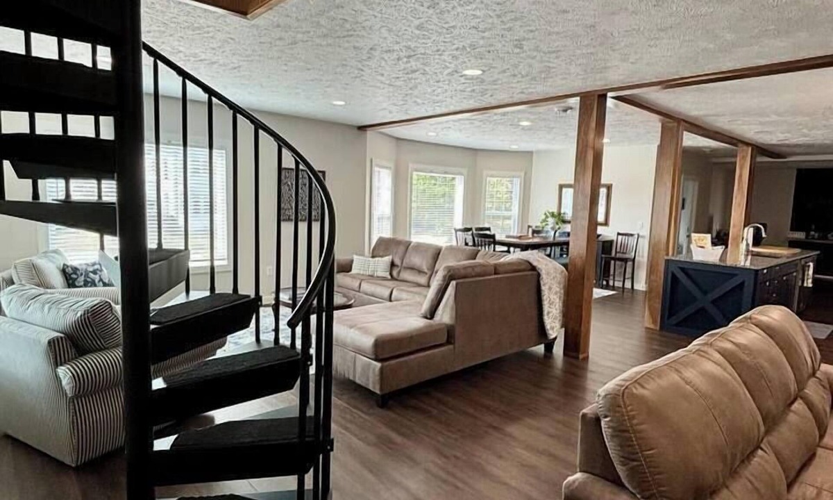 Escanaba House | Pristine Home Perfect for Family Bay Views Luxe Chef’s Kitchen Ludington Park