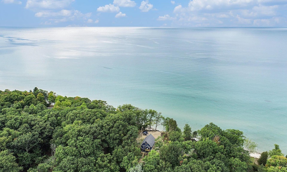 Arcadia House | 🌅 Private Beach + Lake Views Pet-Friendly Chalet ➠ 18396