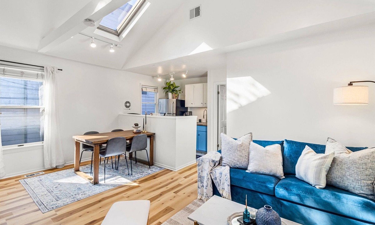 Sheffield Neighbors Cottage | Private Cozy Cottage House in Lincoln Park w/Porch