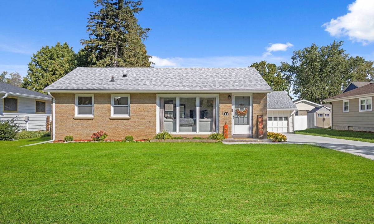 Oconomowoc House | Private Hot Tub Bright Home Near Downtown
