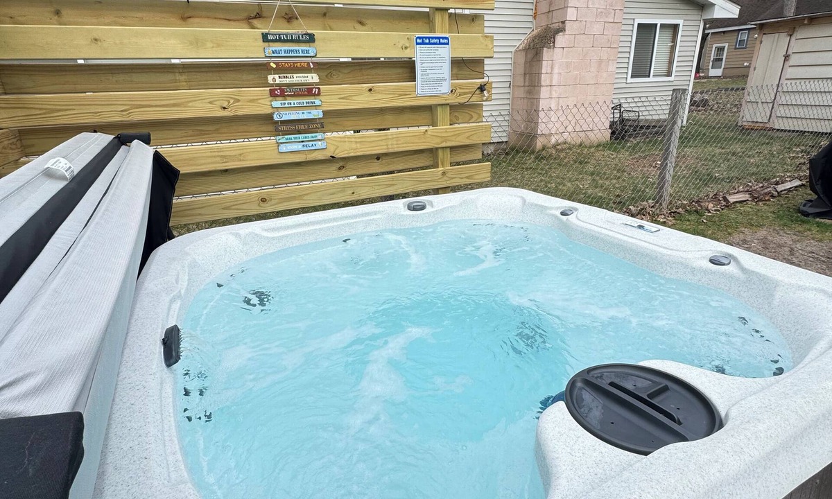 Higgins Lake Cabin | Private Hot Tub Cabin Higgins Lake-Fire Pit-Pet Friendly-Walk to Beach