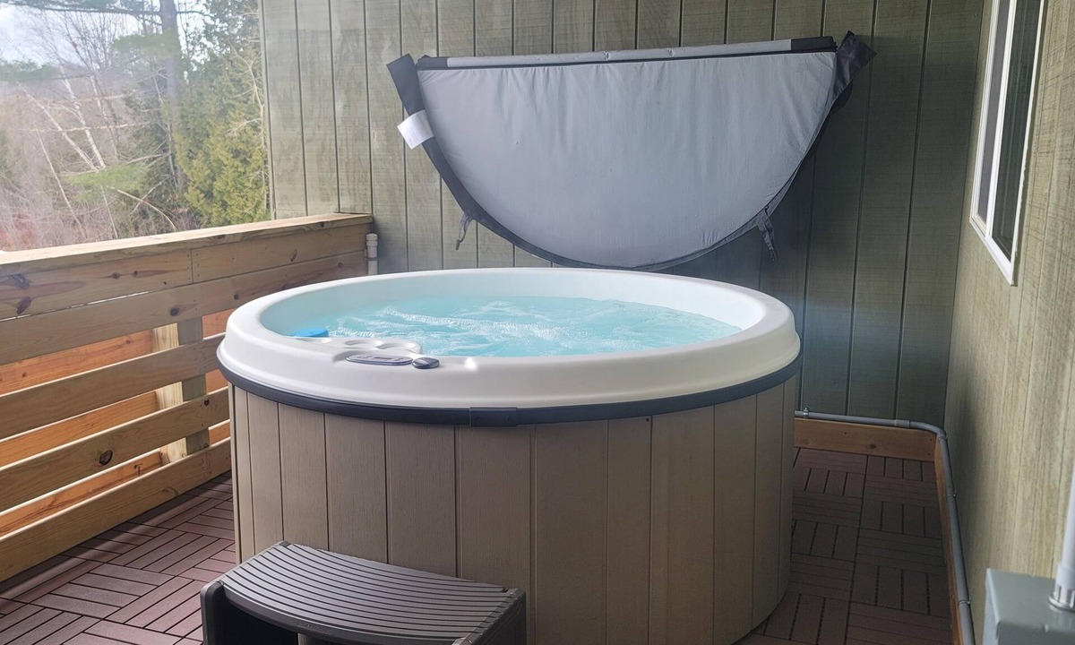 Interlochen Boat Rental | Private Hot Tub, King Size Bed Crystal Mountain 17 miles, Traverse City Sleeps 4