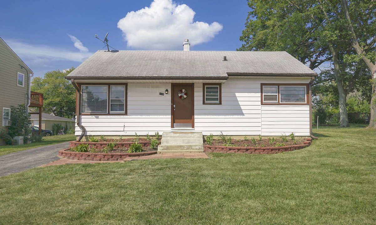 Lombard House | PROMO 10% MONTHLY DISCOUNT! Comfy Home w Access to Major Roads/Hwys, Huge Yard
