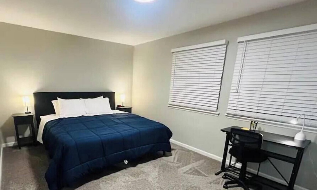 Streamwood House | PROMO 10% WEEKLY 15% MONTHLYOFFCozy Family Retreat: King Beds, Garage, Fast WiFi