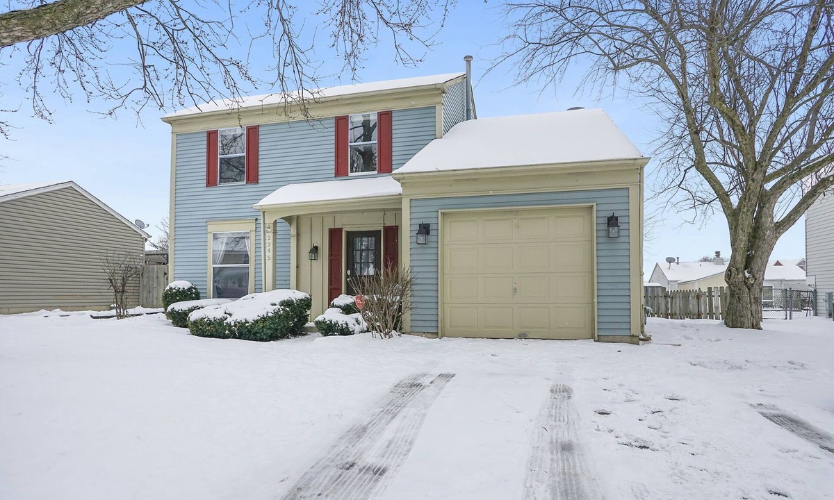 Fox Valley House | PROMO 10% WEEKLY AND 15% MONTHLY OFF Naperville/Aurora, King Bed, Fenced Yard!