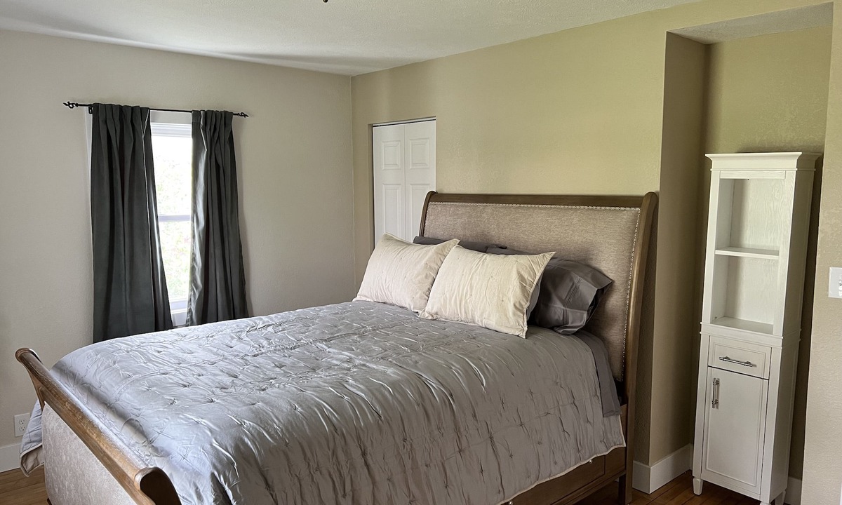 Acme House | Quiet 3 bedroom, walking distance to Grand Traverse Bay