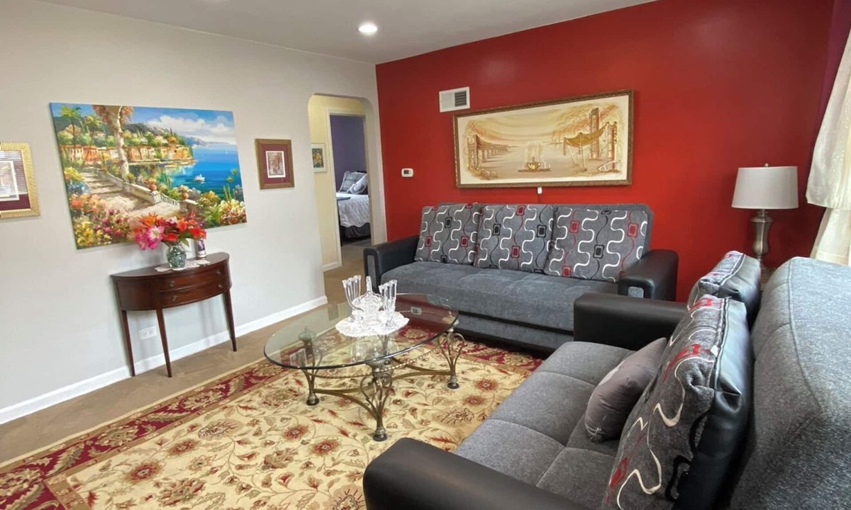 Skokie Apartment | Quiet cozy 2-bedroom apartment with AC in vibrant Skokie