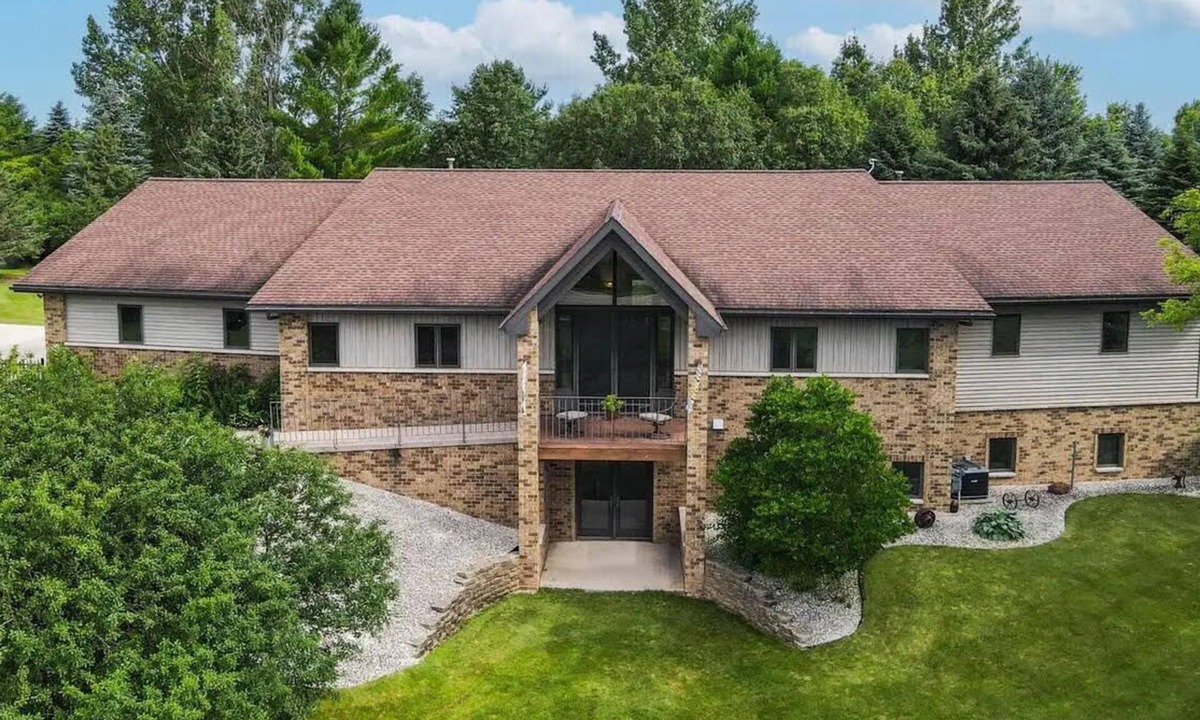 Chilton House | Quiet Spacious 5-Bedroom House or Crafting Retreat In Chilton, WI!