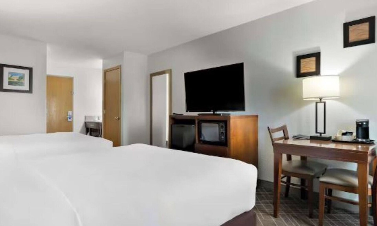 Joliet Hotel | Relax at Comfort Inn Joliet—Near Route 66 Raceway, & Downtown Shops | 4 Units