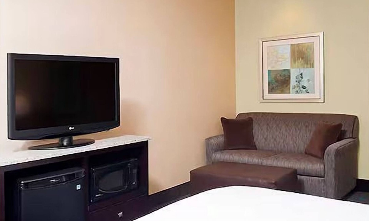 South Bend Hotel | Relax in 2 Rooms with Sofa Bed – Great for Travelers on I-90