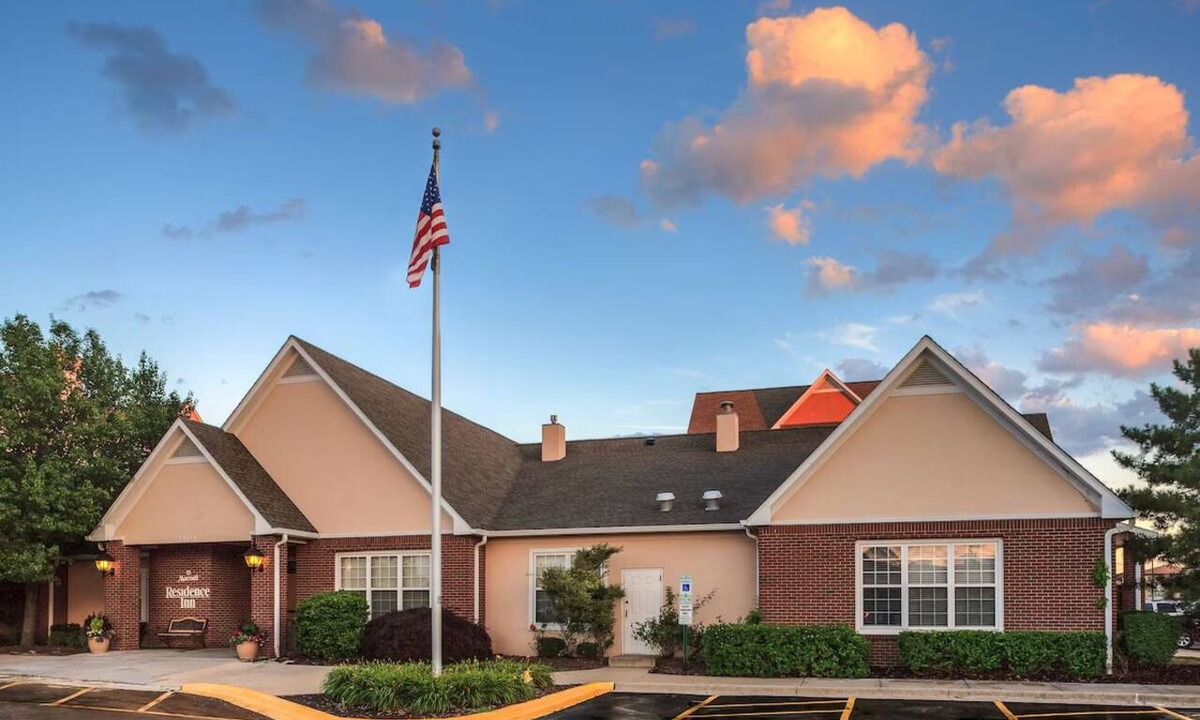 Rosemont Hotel | Relaxing 1BR Suite w/Living Area | Outdoor Pool Access and Free Breakfast