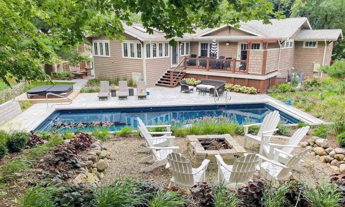 Stevensville House | Relaxing home with private pool, hot tub, game room, & fireplace