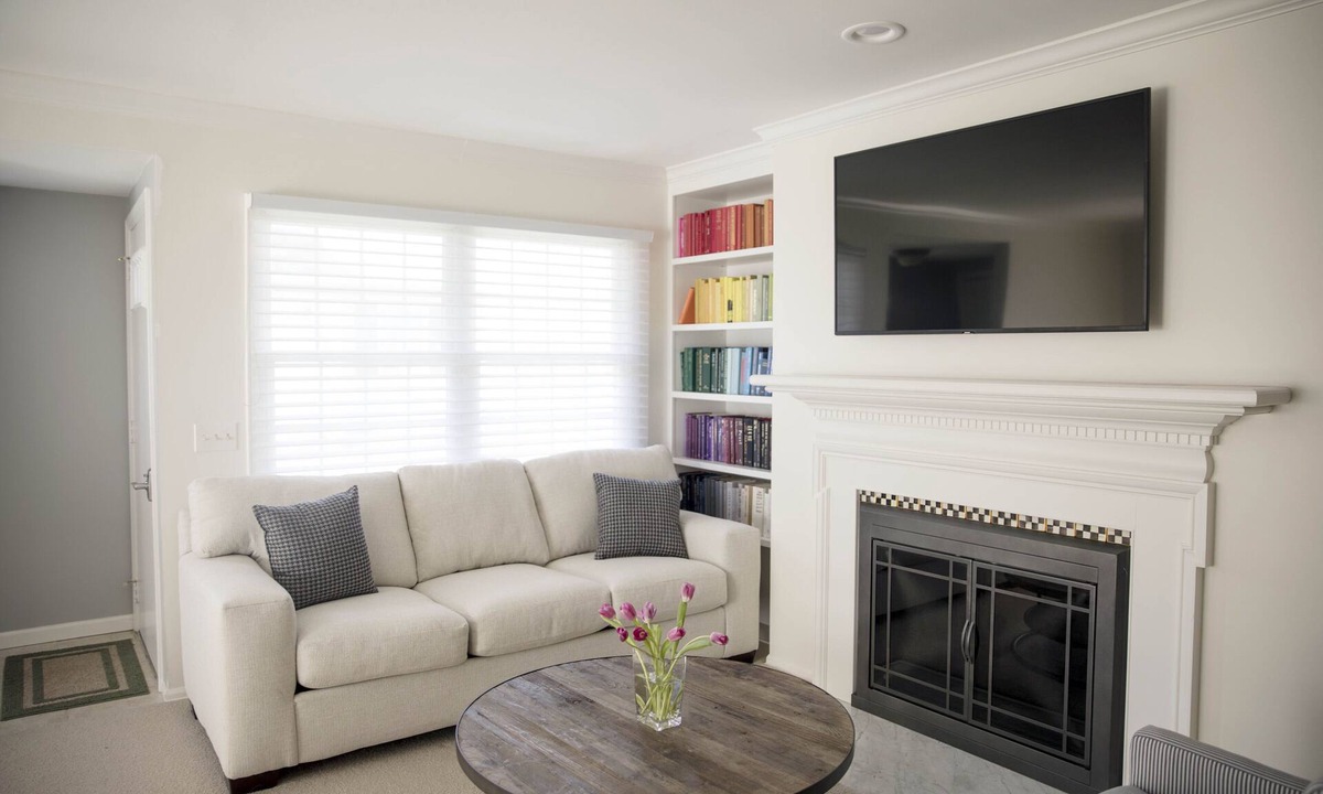 Harbor Springs Condo | Remodeled condo. Less than half a mile to downtown HS, the beach and boat docks!