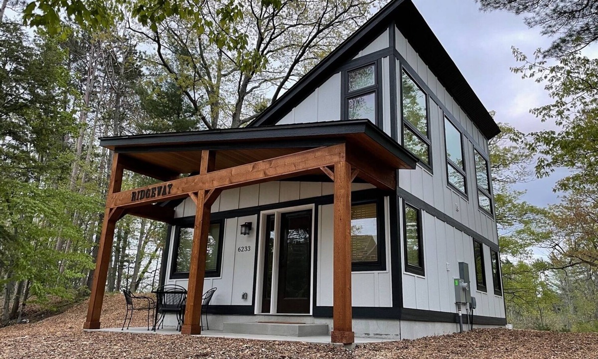 Glen Arbor Cottage | Ridge Way - Walk to Glen Arbor - Pet-Friendly - Close to Sleeping Bear Dunes