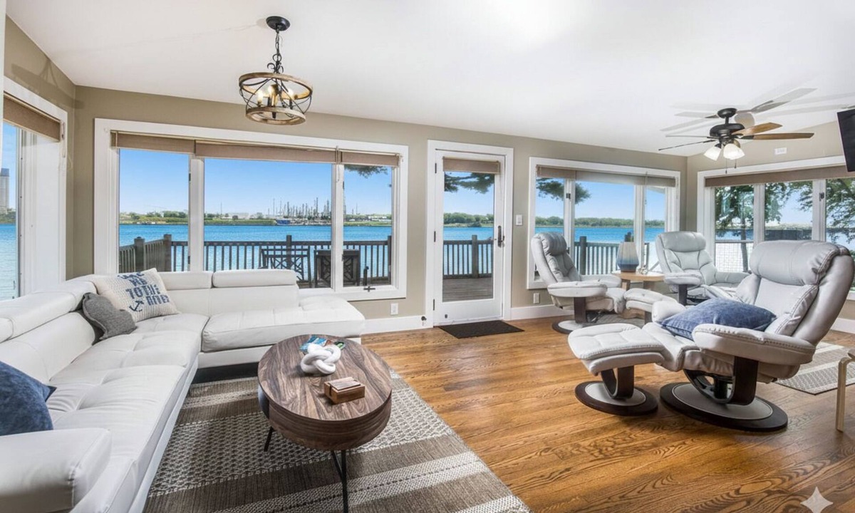Port Huron House | Riverfront Freighter view, 3 Bedroom with 2 Kings, Hot Tub, Air Hockey, Foosball